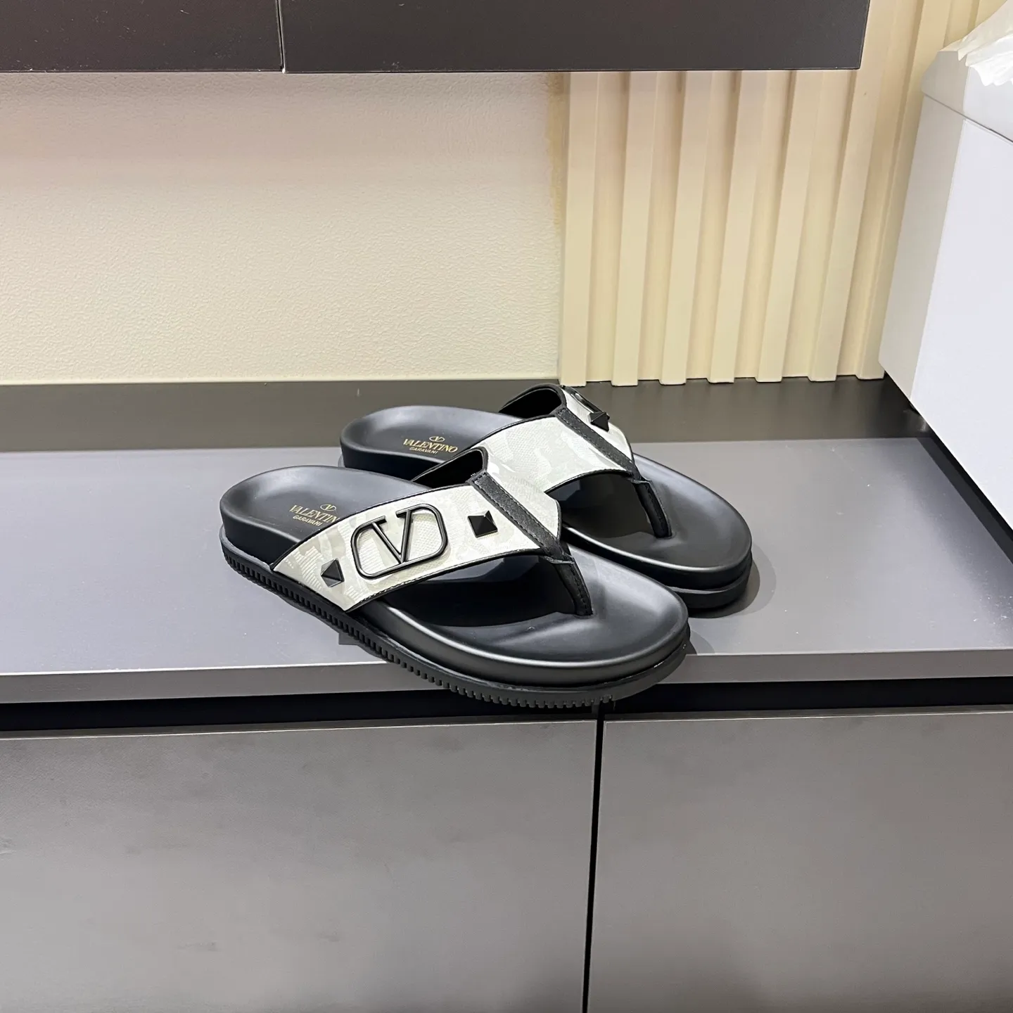 p300《VALENTINO》Warren Men🧍‍♂️Spring and Summer New Style. Cowhide logo flat slippers, elegant sandals, the same style worn by celebrities, original molding, imported calfskin. Rubber outsole. Soft and durable, full set of counter packaging, 38-44!